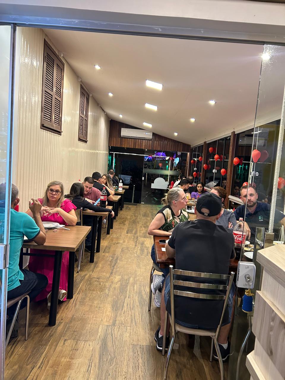 Clientes reunidos no salão da Concórdia's do Sidi